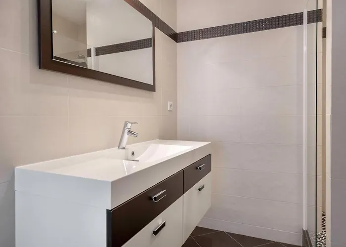 4 Adultes 2 Enfants - Acces Direct *